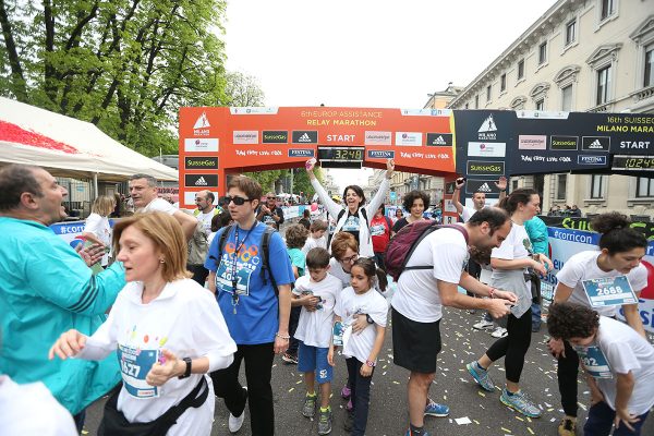 Cartelloni Striscioni arco sponsor all'arrivo della Suisse Gas Milano Marathon. Milano, 03 aprile 2016.  ANSA/STEFANO PORTA