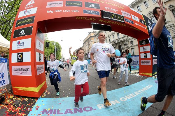 Bimbi all'arrivo della School  Marathon alla Suisse Gas Milano Marathon. Milano, 03 aprile 2016.  ANSA/STEFANO PORTA