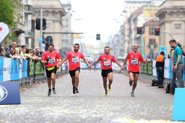 Arrivo delle Staffette e delle Charity alla Suisse Gas Milano Marathon. Milano, 03 aprile 2016.  ANSA/STEFANO PORTA