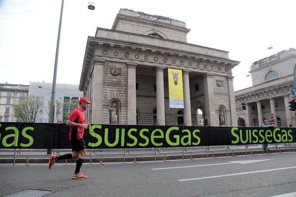 Cartellonista e gonfiabili pubblicitari lungo il tragitto della Suisse Gas Milano Marathon. Milano, 03 aprile 2016.  ANSA/MOURAD BALTI TOUATI