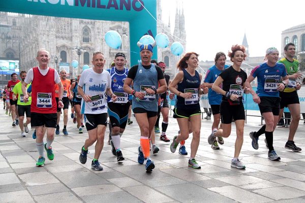 Atleti in corsa e spettatori lungo il tragitto della Suisse Gas Milano Marathon. Milano, 03 aprile 2016.  ANSA/MOURAD BALTI TOUATI