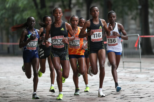 Foto Emmanuele Ciancaglini/LaPresse
16 Maggio 2021 Milano, Italia
sport running
Generali Milano Marathon 2021
nella foto: un momento della gara

Photo Emmanuele Ciancaglini/LaPresse
May 16, 2021 Milan, Italy
sport running
Generali Milano Marathon 2021
in the pic: a moment of the race